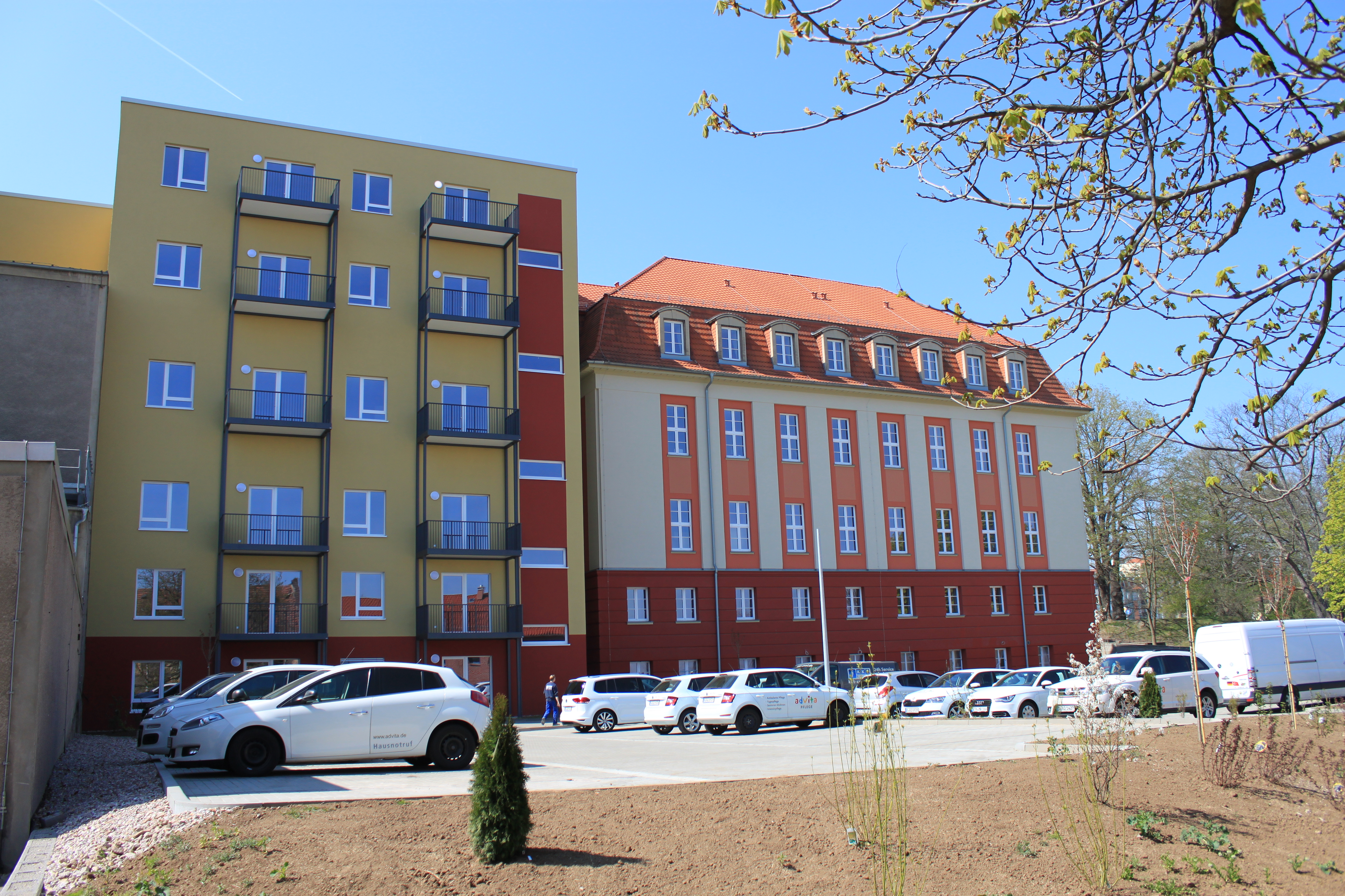 Wohnanlage mit farbig gestalteter Fassade