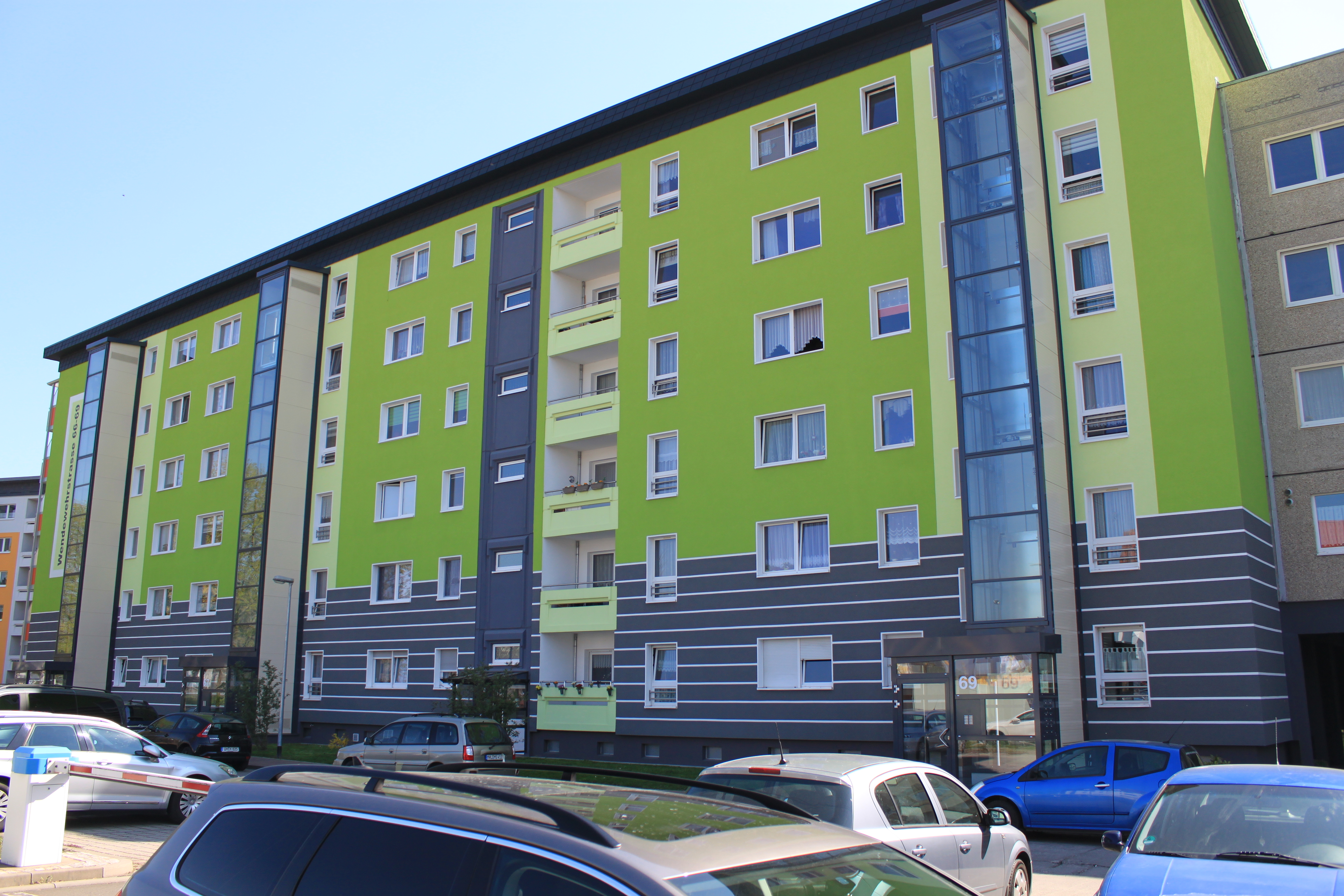 Sanierte Wohnanlage mit grüner Fassade
